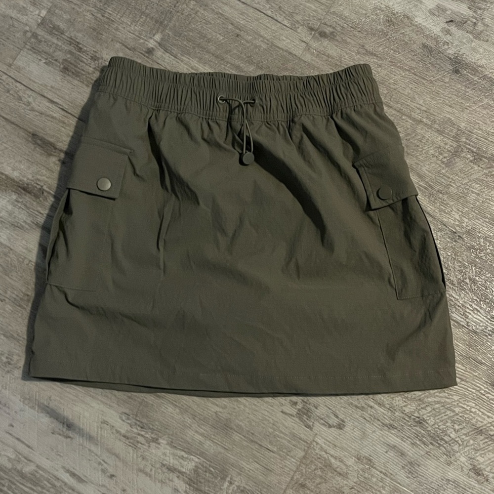 Wild Oak Boutique moss colored cargo skort-Sz Small